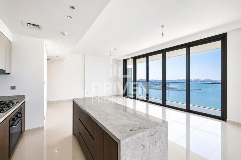 Appartement de 3 chambres à EMAAR Beachfront, UAE No. 210064 4