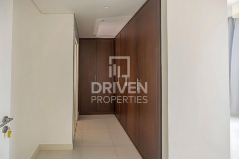 Apartment de 2 dormitorios en BLVD Crescent, UAE No. 202742 17