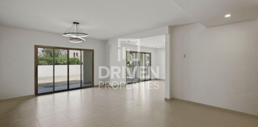 Villa de 4 dormitorios en Jebel Ali, UAE No. 202747
