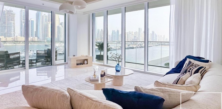Квартира с 3 спальнями в EMAAR Beachfront, ОАЭ №194482