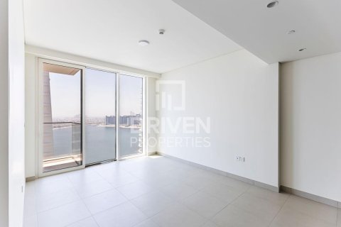 Квартира с 2 спальнями в EMAAR Beachfront, ОАЭ №192257 4