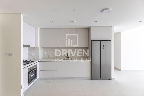 Квартира с 2 спальнями в EMAAR Beachfront, ОАЭ №192257 3