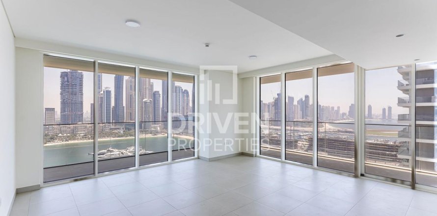 Квартира с 3 спальнями в EMAAR Beachfront, ОАЭ №192260