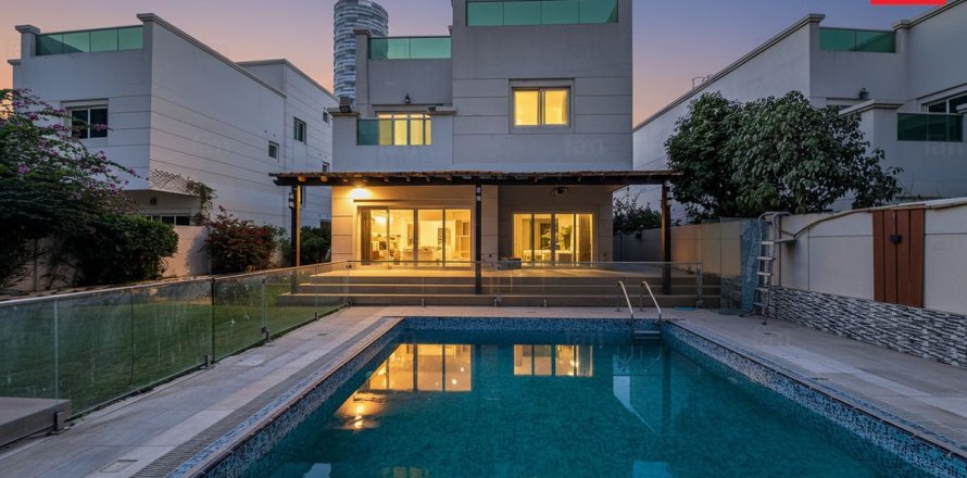 Villa de 4 dormitorios en Dubai, UAE No. 149533