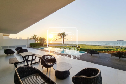 Villa de 4 dormitorios en Al Zorah, UAE No. 210211