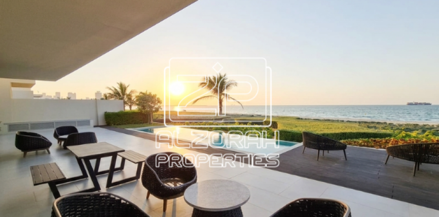 Villa de 4 dormitorios en Al Zorah, UAE No. 210211
