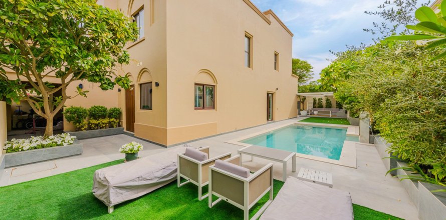 Villa de 4 dormitorios en Casa, UAE No. 188003