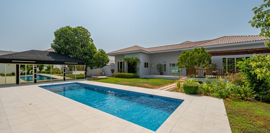 Villa de 5 dormitorios en Al Barsha, UAE No. 202370