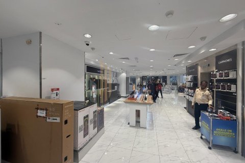 1010مربع، محل تجاري في Hamdan Street, الإمارات العربية المتحدة رقم 102004 20