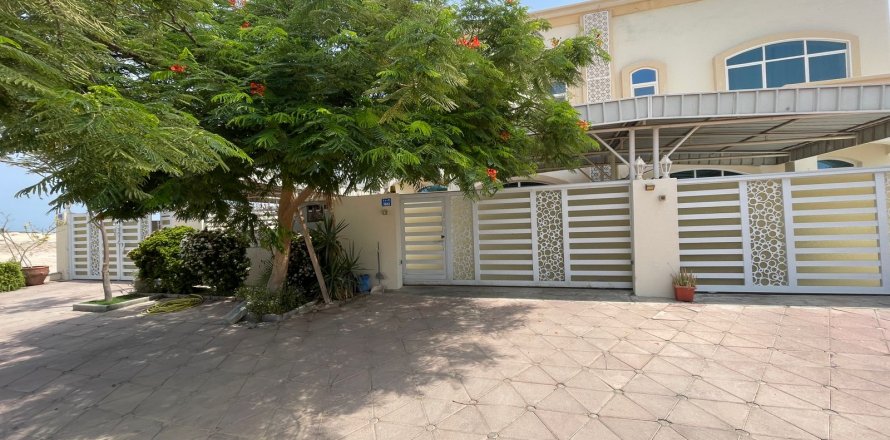 Villa Gemela de 3 dormitorios en Muscat, Oman No. 109220