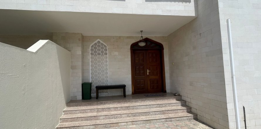 Villa Gemela de 4 dormitorios en Muscat, Oman No. 109222