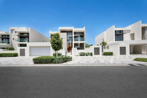 4 bedrooms Villa in District One, UAE No. 204577 3