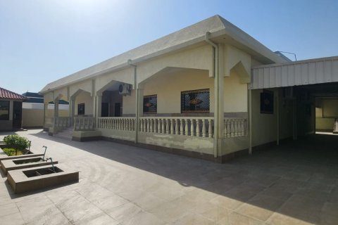 Вилла с 5 спальнями в Khuzam, ОАЭ №184074 3