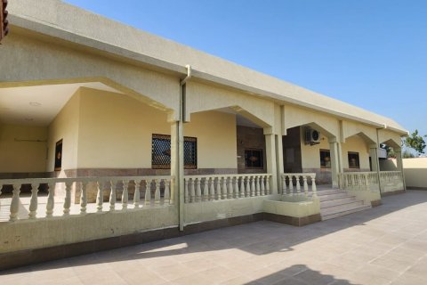 Вилла с 5 спальнями в Khuzam, ОАЭ №184074