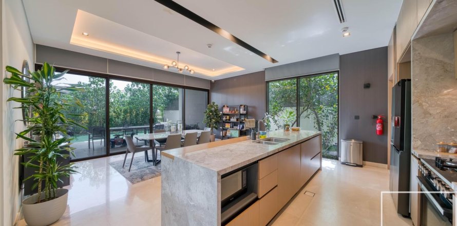 4 bedrooms Villa in Golf Place, UAE No. 198708