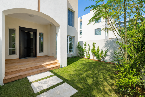 5 bedrooms Townhouse in Dubai, UAE No. 137345