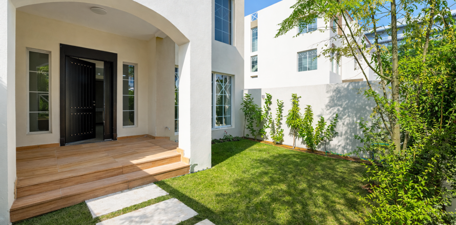 5 bedrooms Townhouse in Dubai, UAE No. 137345