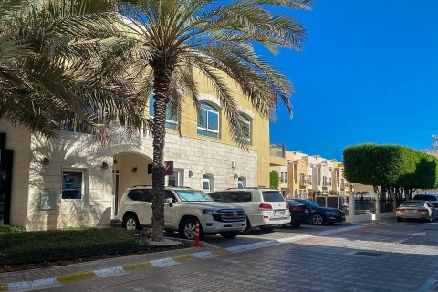Villa de 5 dormitorios en Al Qurm, UAE No. 90981 9