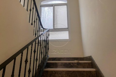 Villa de 5 dormitorios en Al Qurm, UAE No. 90981 17