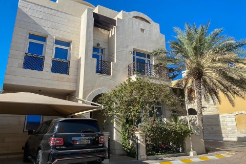 Villa de 5 dormitorios en Al Qurm, UAE No. 90981 2