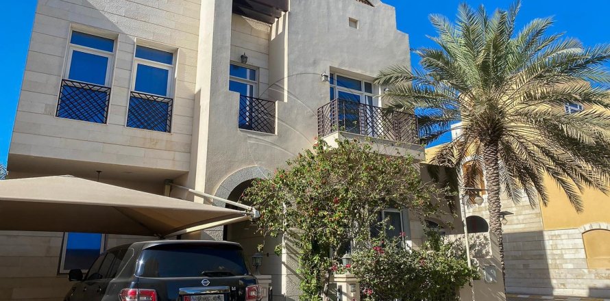 Villa de 5 dormitorios en Al Qurm, UAE No. 90981