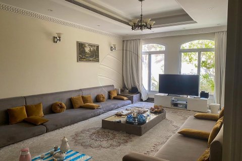 Villa de 5 dormitorios en Al Qurm, UAE No. 90981 21