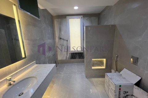 7 bedrooms Villa in Doha, Qatar No. 58075 12