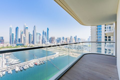 Квартира с 2 спальнями в EMAAR Beachfront, ОАЭ №162063 3