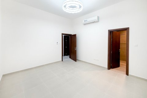 4 bedrooms Villa in Al Aweer, UAE No. 199751 12