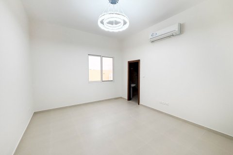 4 bedrooms Villa in Al Aweer, UAE No. 199751 11