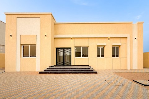 4 bedrooms Villa in Al Aweer, UAE No. 199751