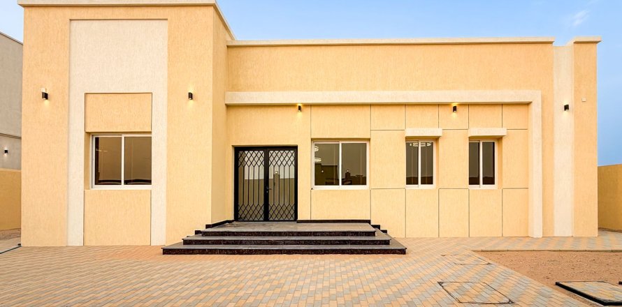 4 bedrooms Villa in Al Aweer, UAE No. 199751