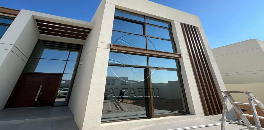 Villa de 4 chambres à Abu Dhabi, UAE No. 90269