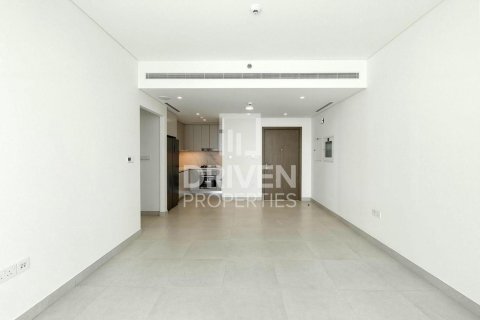 Квартира с 2 спальнями в EMAAR Beachfront, ОАЭ №192779 4