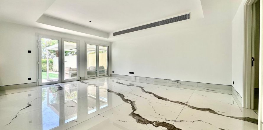 3 bedrooms Villa in Dubai, UAE No. 160998