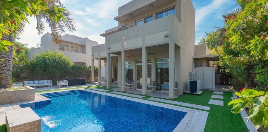 3 bedrooms Villa in Dubai, UAE No. 183411