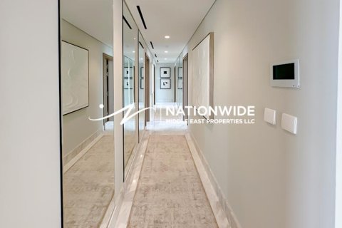 7 bedrooms Villa in Abu Dhabi, UAE No. 80496 4