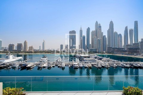 Квартира с 2 спальнями в EMAAR Beachfront, ОАЭ №192531 16