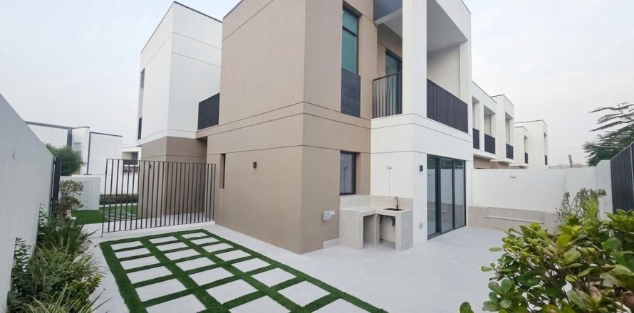 4 bedrooms Townhouse in Dubai, UAE No. 168153