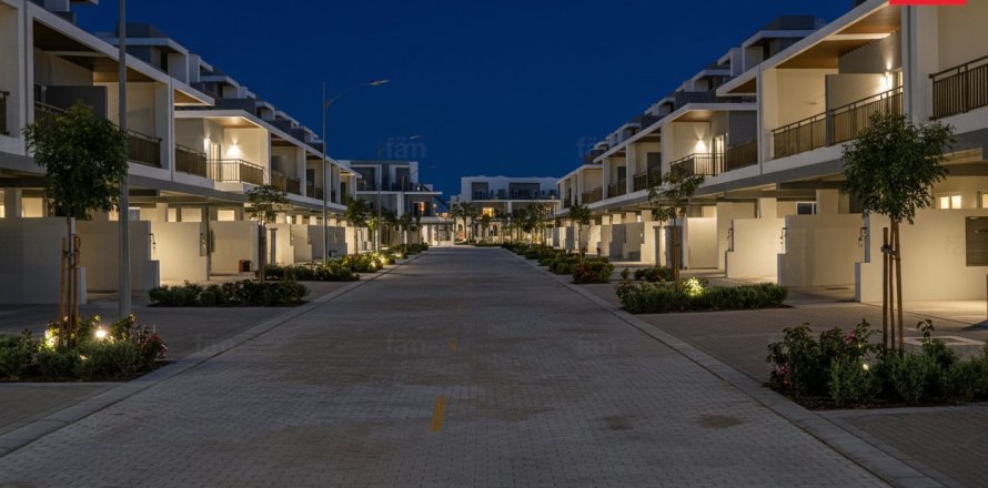 3 bedrooms Townhouse in Dubai, UAE No. 137419