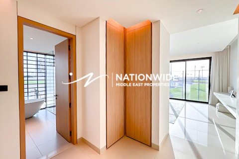 4 bedrooms Villa in Abu Dhabi, UAE No. 141705 10