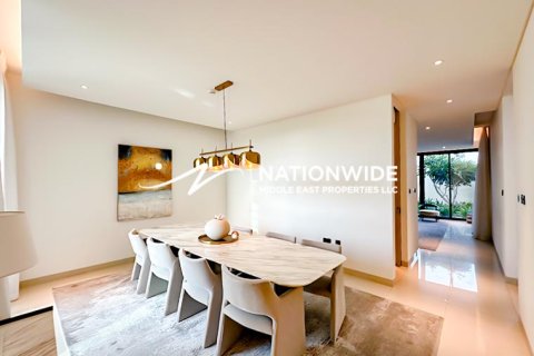 4 bedrooms Villa in Abu Dhabi, UAE No. 141705 8