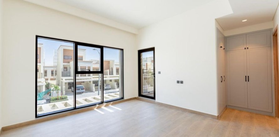 5 bedrooms Townhouse in Dubai, UAE No. 210813
