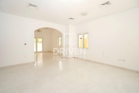 Вилла с 5 спальнями в Hacienda, ОАЭ №85182 2