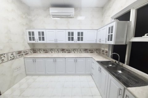 5 bedrooms Villa in Abu Dhabi, UAE No. 30188 16