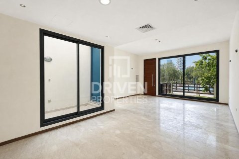 Villa de 4 dormitorios en District 13, UAE No. 204778 3