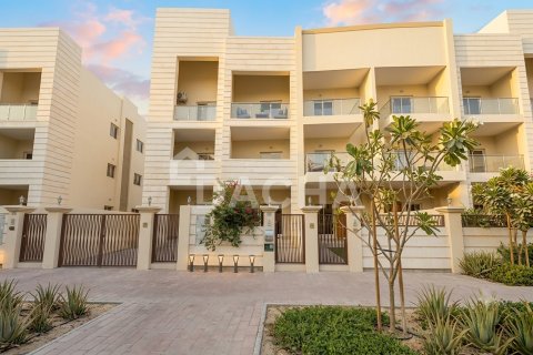 3 bedrooms Villa in District 15, UAE No. 186077
