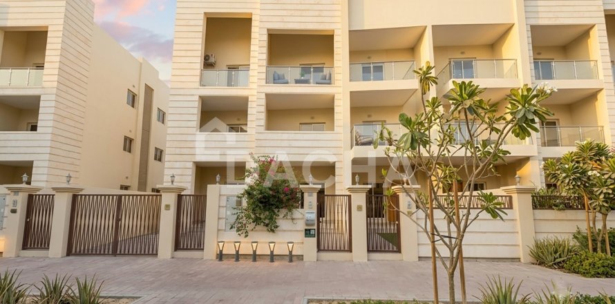 3 bedrooms Villa in District 15, UAE No. 186077
