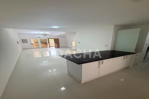 3 bedrooms Villa in District 15, UAE No. 186077 5