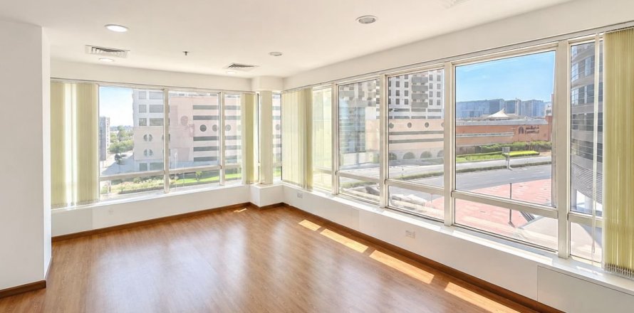 90.4m² Office in Dubai, UAE No. 199351